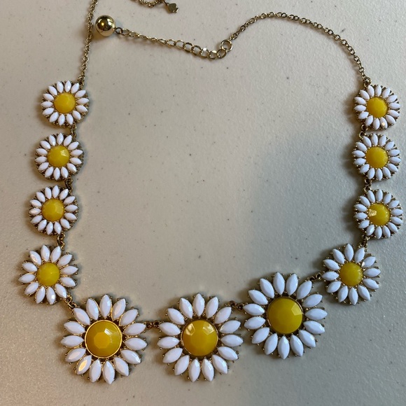 Kate spade daisy necklace. EUC